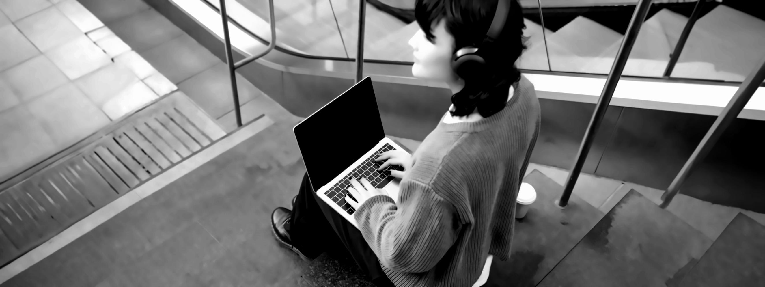 Espace de travail organisé avec documents financiers et calculatrice