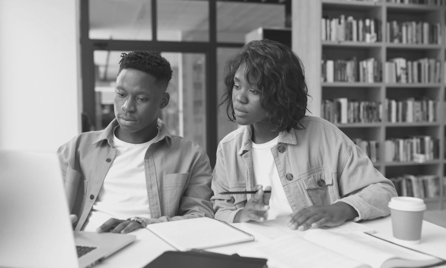 Espace de travail organisé avec ordinateur portable et documents financiers