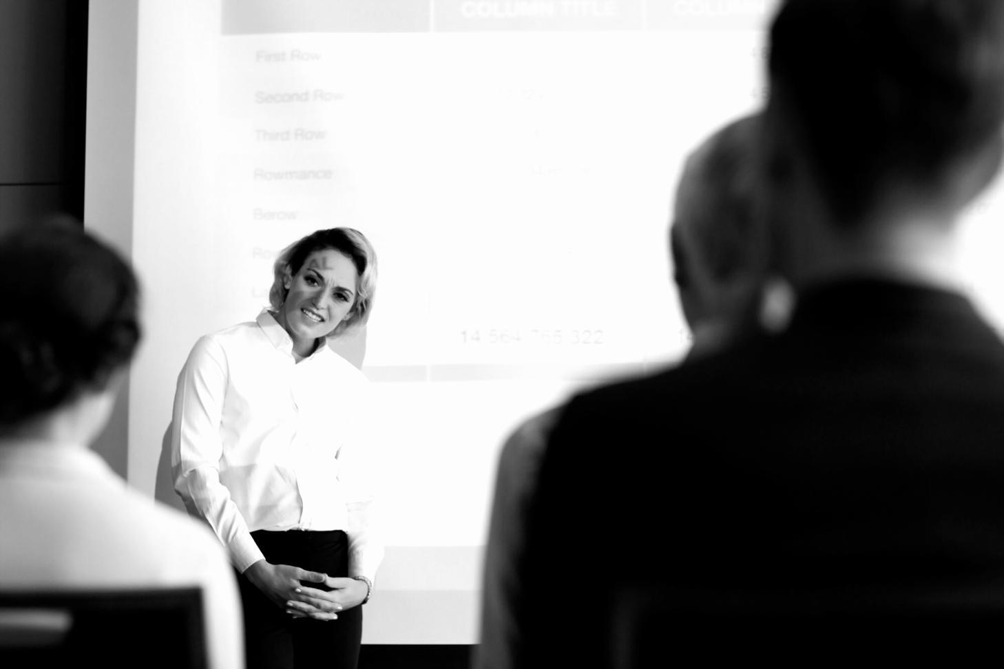 Analyse graphique des tendances budgétaires 2025 montrant l'évolution des performances