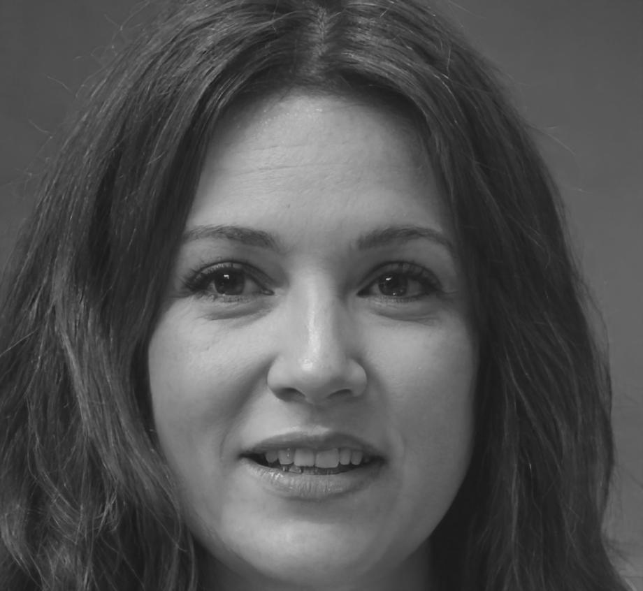 Lucie Moreau, analyste financière senior